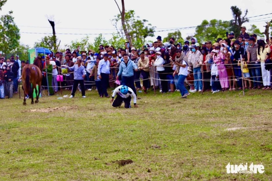 Về gò Thì Thùng xem đua ngựa, kỵ sĩ té chổng vó ngựa hí vang trời
