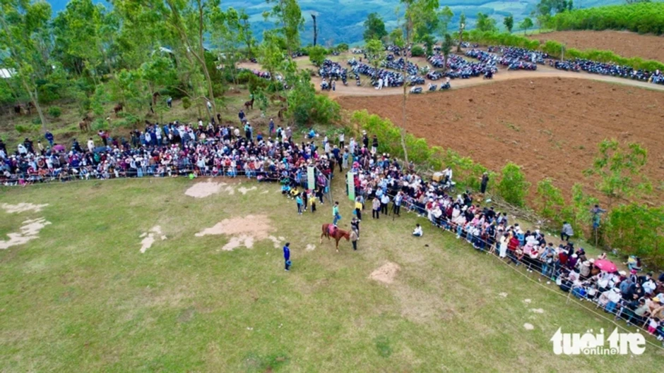 Về gò Thì Thùng xem đua ngựa, kỵ sĩ té chổng vó ngựa hí vang trời