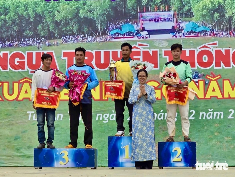 Về gò Thì Thùng xem đua ngựa, kỵ sĩ té chổng vó ngựa hí vang trời