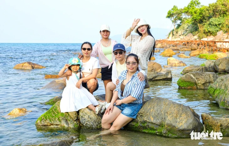 Về làng chài cổ Nam Ô mùa đẹp nhất: Ngắm bãi rêu xanh, săn cua cù kỳ Về làng chài cổ Nam Ô mùa đẹp nhất: Ngắm bãi rêu xanh, săn cua cù kỳ
