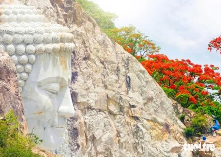 Về viếng Bà Chúa Xứ núi Sam, ngắm hoa phượng nở rực đỏ ngày hè Về viếng Bà Chúa Xứ núi Sam, ngắm hoa phượng nở rực đỏ ngày hè