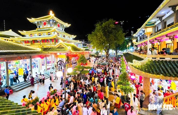 Về viếng Bà Chúa Xứ núi Sam, ngắm hoa phượng nở rực đỏ ngày hè Về viếng Bà Chúa Xứ núi Sam, ngắm hoa phượng nở rực đỏ ngày hè