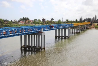 Vì sao cầu Hiền Lương sơn hai màu khác nhau?