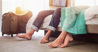 Vì sao du khách không nên đi chân trần trong phòng khách sạn?