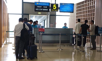 Vì sao khách phải đổi cửa ra máy bay vào giờ chót?
