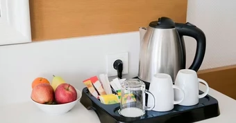 Vì sao nên kiểm tra ấm đun nước, máy pha cà phê ngay khi nhận phòng khách sạn?