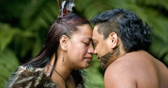 Vì sao người Maori ở New Zealand chạm mũi chào nhau thay vì bắt tay?