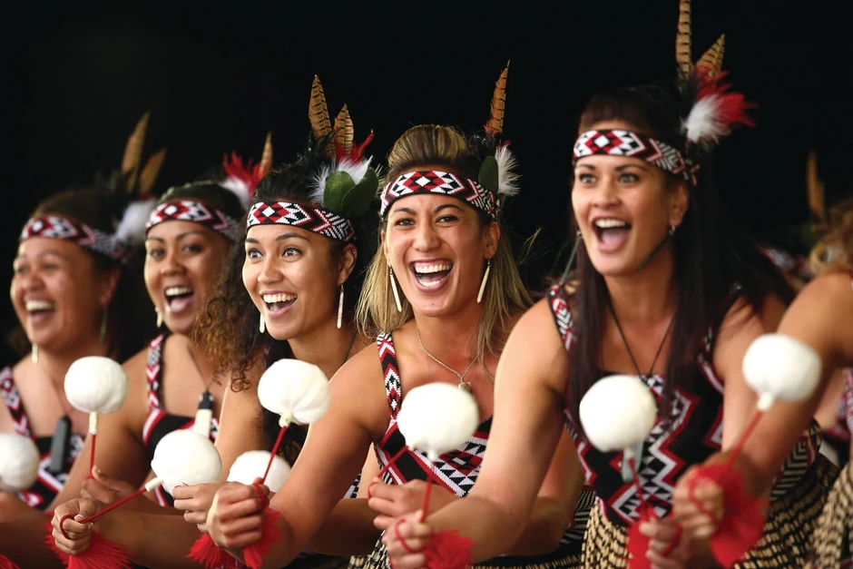 Vì sao người Maori ở New Zealand chạm mũi chào nhau thay vì bắt tay? Vì sao người Maori ở New Zealand chạm mũi chào nhau thay vì bắt tay?