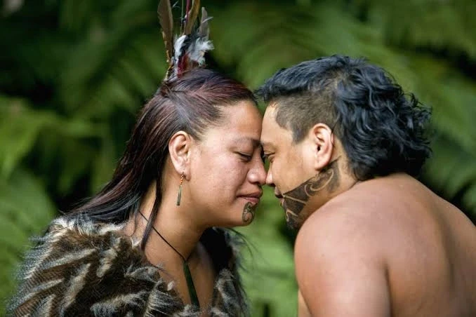Vì sao người Maori ở New Zealand chạm mũi chào nhau thay vì bắt tay? Vì sao người Maori ở New Zealand chạm mũi chào nhau thay vì bắt tay?