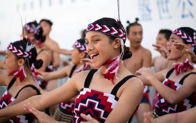 Vì sao người Maori ở New Zealand chạm mũi chào nhau thay vì bắt tay? Vì sao người Maori ở New Zealand chạm mũi chào nhau thay vì bắt tay?