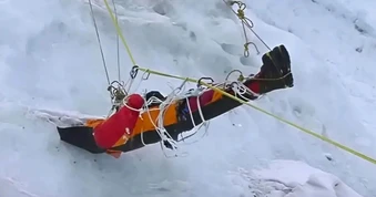 Vì sao nhiều người thở bình oxy vẫn tử vong khi vào "vùng tử thần" Everest?