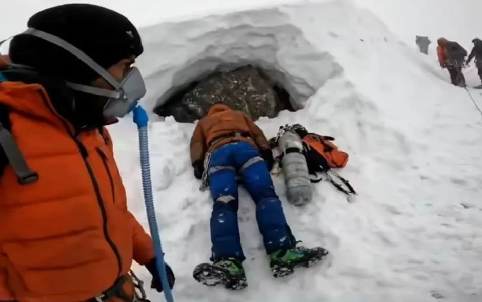 Vì sao nhiều người thở bình oxy vẫn tử vong khi vào "vùng tử thần" Everest? Vì sao nhiều người thở bình oxy vẫn tử vong khi vào "vùng tử thần" Everest?
