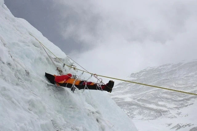 Vì sao nhiều người thở bình oxy vẫn tử vong khi vào "vùng tử thần" Everest? Vì sao nhiều người thở bình oxy vẫn tử vong khi vào "vùng tử thần" Everest?