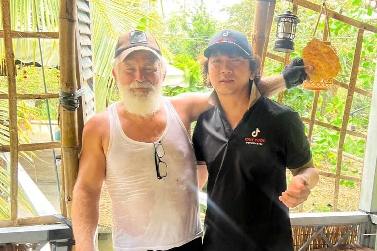 Video ông Tây đạp xe ở miền Tây được người lạ mời cơm hút 7 triệu lượt xem Video ông Tây đạp xe ở miền Tây được người lạ mời cơm hút 7 triệu lượt xem