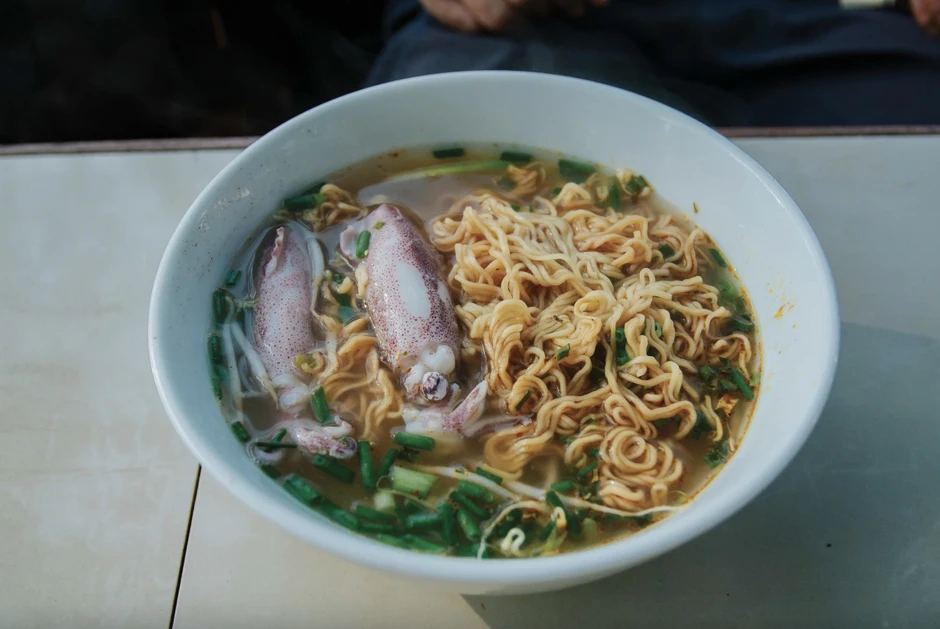 Việt Nam có làng chài bán loại mực chết là mất giá, nửa triệu đồng một kg mà người dân vẫn vô tư ăn với mì tôm