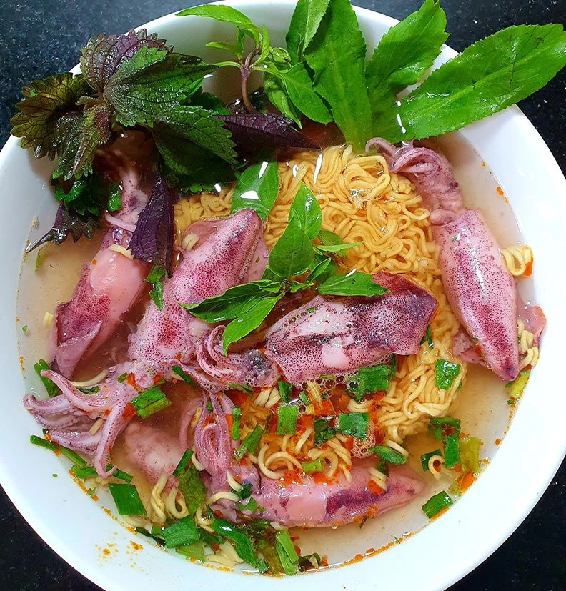 Việt Nam có làng chài bán loại mực chết là mất giá, nửa triệu đồng một kg mà người dân vẫn vô tư ăn với mì tôm