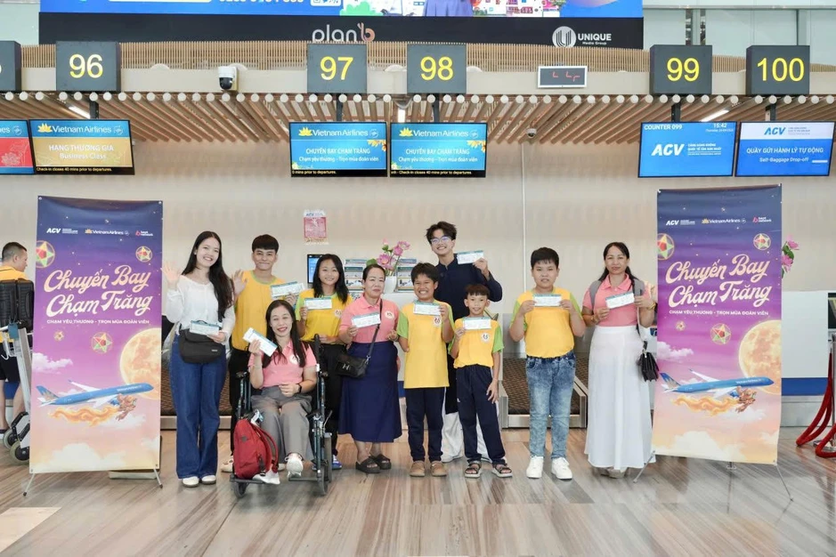 Vietnam Airlines mang sắc màu Trung thu truyền thống lên ‘Chuyến bay Chạm Trăng’ Vietnam Airlines mang sắc màu Trung thu truyền thống lên ‘Chuyến bay Chạm Trăng’