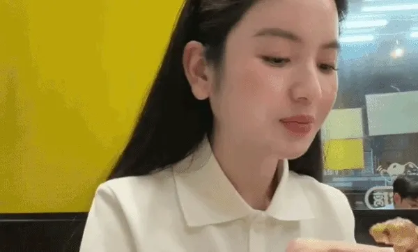 Vợ cầu thủ Quang Hải thấy khó tả khi nếm thử món lẩu gà sầu riêng Vợ cầu thủ Quang Hải thấy khó tả khi nếm thử món lẩu gà sầu riêng