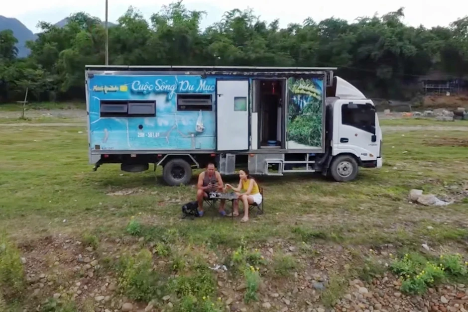 Vợ chồng Hà Nội chi 1,1 tỷ đồng làm “nhà di động”, sống trên xe suốt 5 năm Vợ chồng Hà Nội chi 1,1 tỷ đồng làm “nhà di động”, sống trên xe suốt 5 năm