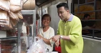 Vừa được Trấn Thành khen ngon, quán bánh tráng ở TPHCM đã... tăng giá?