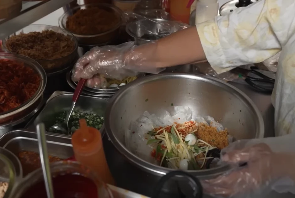 Vừa được Trấn Thành khen ngon, quán bánh tráng ở TPHCM đã... tăng giá? Vừa được Trấn Thành khen ngon, quán bánh tráng ở TPHCM đã... tăng giá?