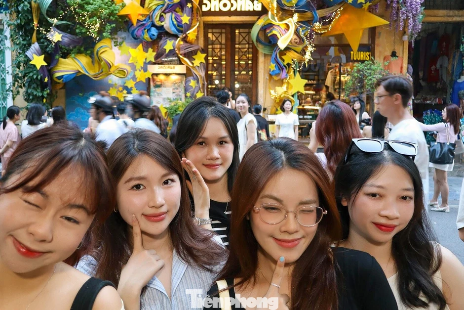 Xếp hàng check in cổng Trung thu dài 15 m trên phố cổ Hà Nội