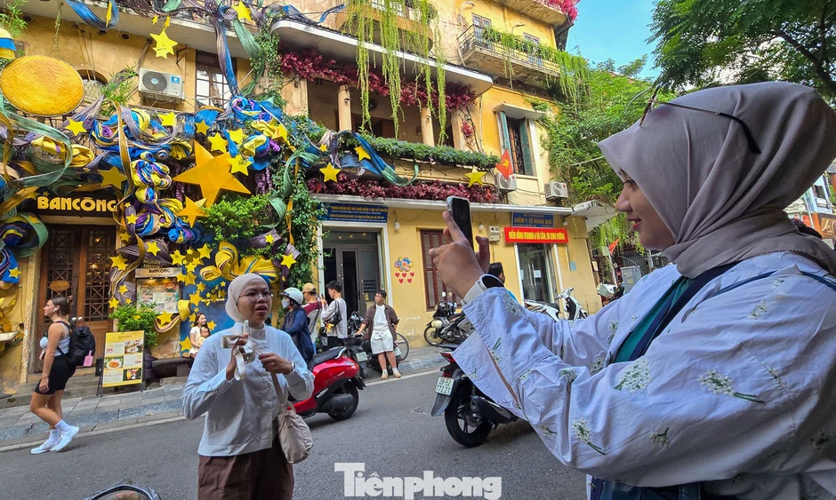 Xếp hàng check in cổng Trung thu dài 15 m trên phố cổ Hà Nội
