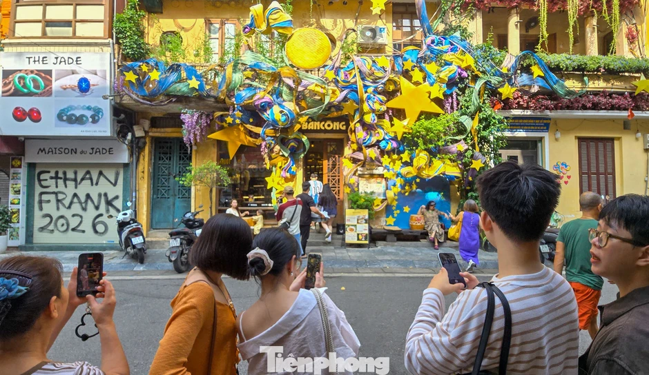 Xếp hàng check in cổng Trung thu dài 15 m trên phố cổ Hà Nội
