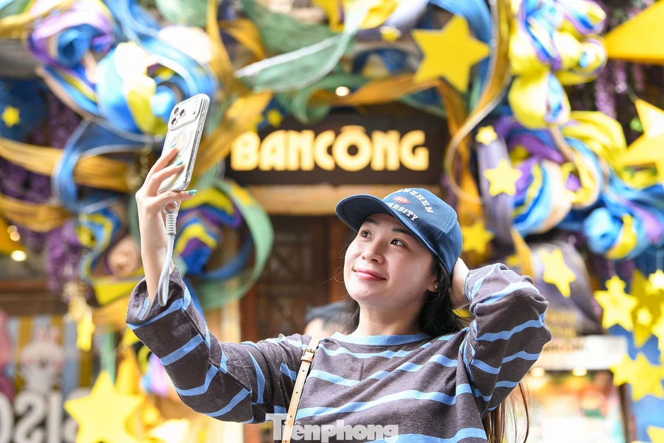 Xếp hàng check in cổng Trung thu dài 15 m trên phố cổ Hà Nội