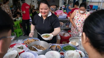 Xếp hàng thưởng thức 'bánh canh ruộng' 15.000 đồng ở Đà Nẵng