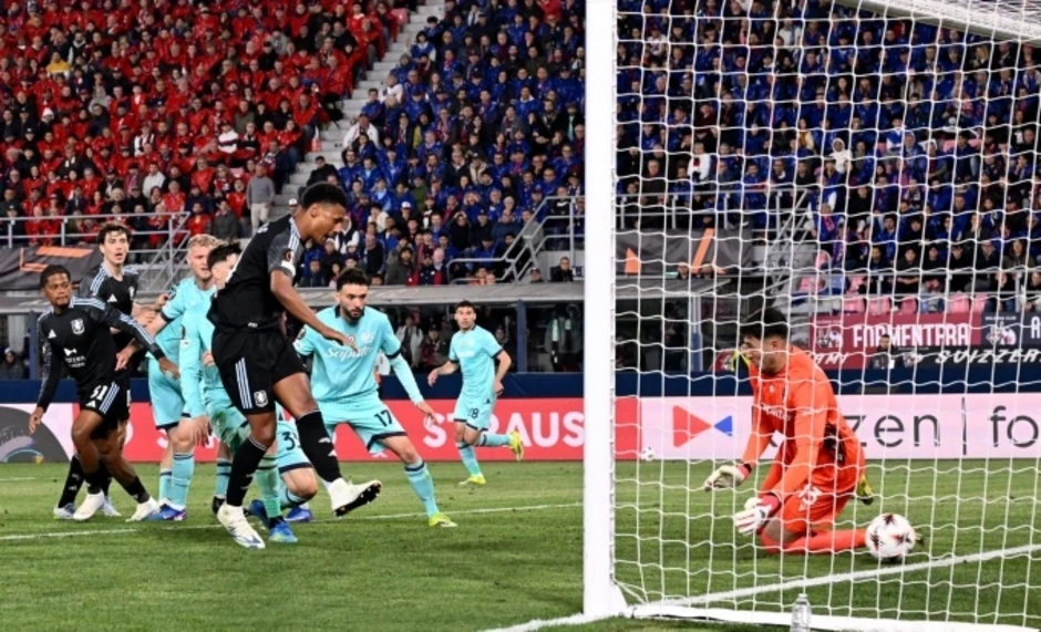 Aston Villa đặt một chân vào bán kết Europa League