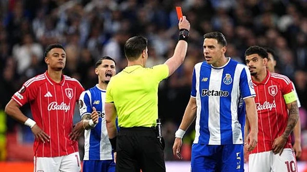 Forest hạ 10 người Porto để vào bán kết Europa League Forest hạ 10 người Porto để vào bán kết Europa League