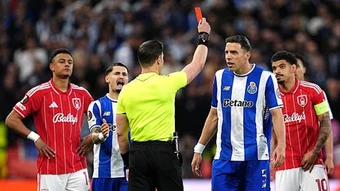 Forest hạ 10 người Porto để vào bán kết Europa League