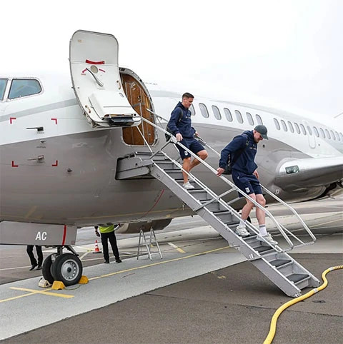 Kịch bản khó tin ở Europa League: Đội khách mắc kẹt trên máy bay khiến trận đấu phải hoãn Kịch bản khó tin ở Europa League: Đội khách mắc kẹt trên máy bay khiến trận đấu phải hoãn