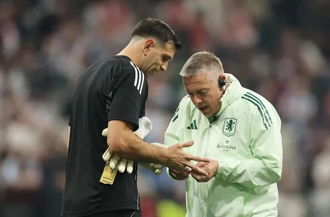 Martinez nén đau do gãy ngón tay, đưa Aston Villa lên đỉnh châu Âu