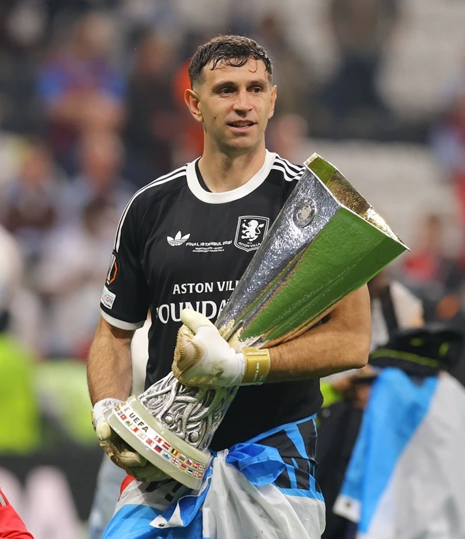 Ngả mũ trước kỷ lục ấn tượng của Emiliano Martinez