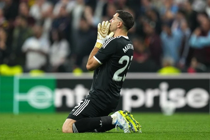 Ngả mũ trước kỷ lục ấn tượng của Emiliano Martinez