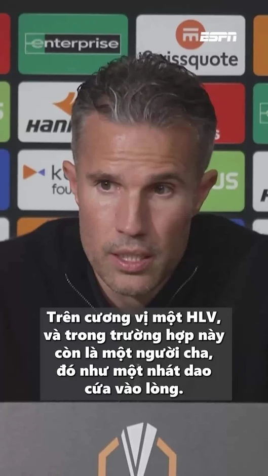 Nỗi đau kép của Van Persie ở Europa League Nỗi đau kép của Van Persie ở Europa League