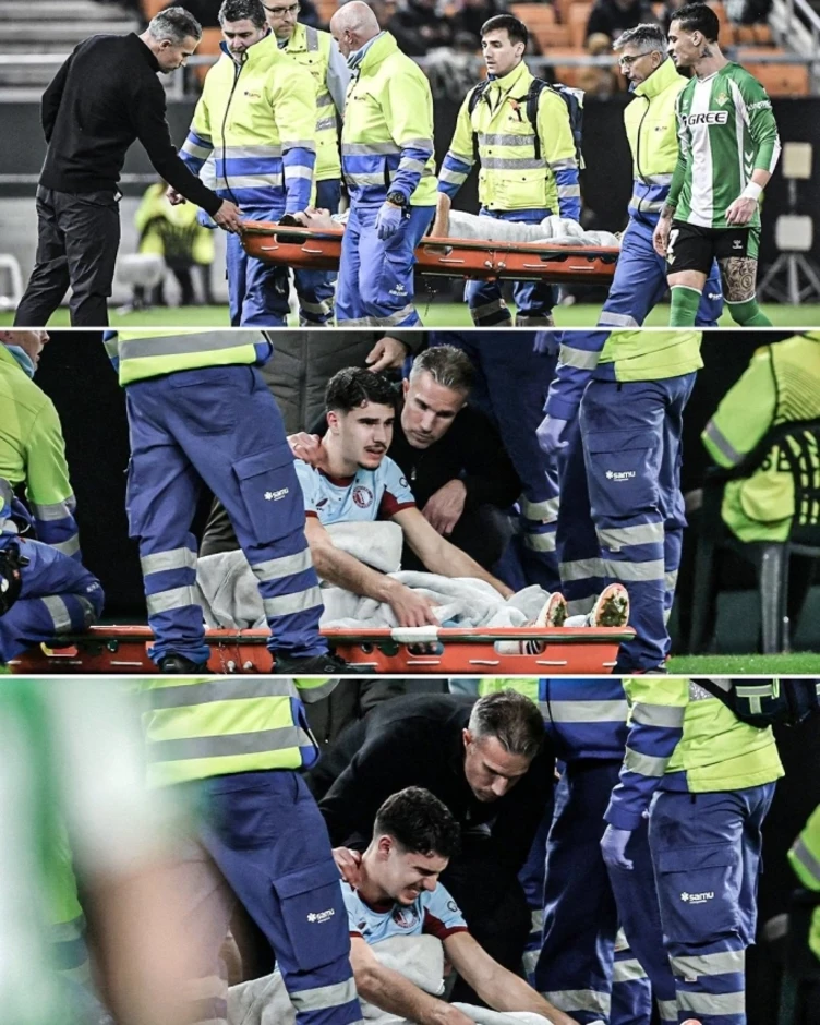 Nỗi đau kép của Van Persie ở Europa League Nỗi đau kép của Van Persie ở Europa League