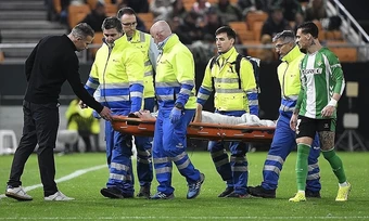 Nỗi đau kép của Van Persie ở Europa League