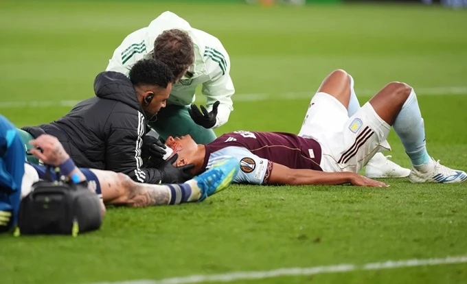 Ollie Watkins dính chấn thương kinh hoàng trong chiến thắng của Aston Villa