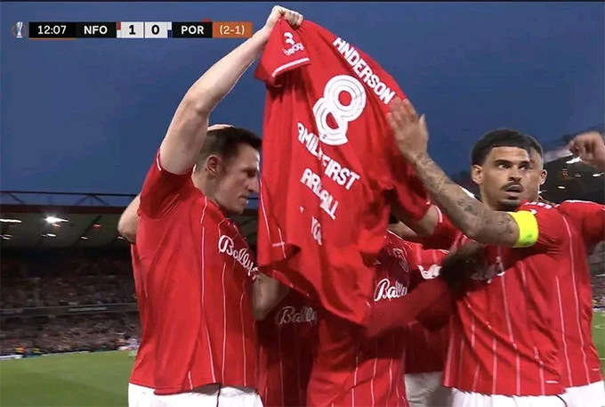 Tại sao các cầu thủ Nottingham Forest giơ chiếc áo số 8 của Anderson trong trận gặp Porto? Tại sao các cầu thủ Nottingham Forest giơ chiếc áo số 8 của Anderson trong trận gặp Porto?