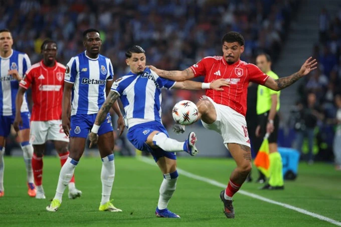 Tại sao các cầu thủ Nottingham Forest giơ chiếc áo số 8 của Anderson trong trận gặp Porto? Tại sao các cầu thủ Nottingham Forest giơ chiếc áo số 8 của Anderson trong trận gặp Porto?
