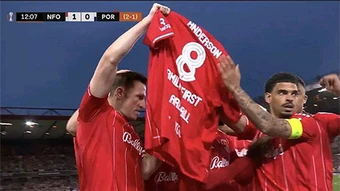 Tại sao các cầu thủ Nottingham Forest giơ chiếc áo số 8 của Anderson trong trận gặp Porto?