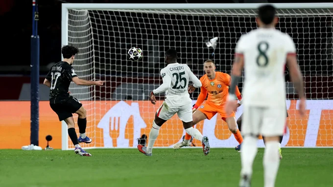 Thủ môn Chelsea mắc sai lầm tai hại, tái hiện 'thảm họa Kinsky' trước PSG Thủ môn Chelsea mắc sai lầm tai hại, tái hiện 'thảm họa Kinsky' trước PSG