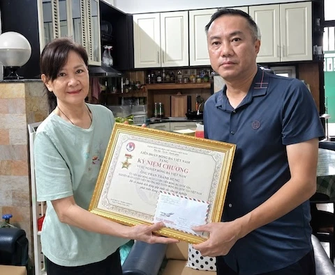VFF trao tặng HLV Phan Thanh Hùng kỷ niệm chương ‘Vì sự nghiệp bóng đá Việt Nam’