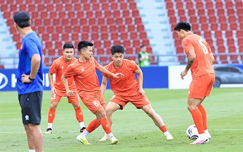 Xuân Son trở lại Rajamangala, Việt Nam hừng hực khí thế trước chung kết với Thái Lan
