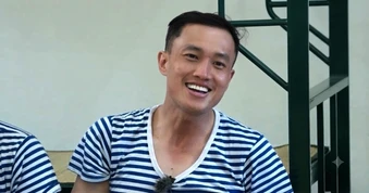 “Nam thần màn ảnh” Quốc Trường gây choáng với mặt sạm đen, tóc ngắn cũn