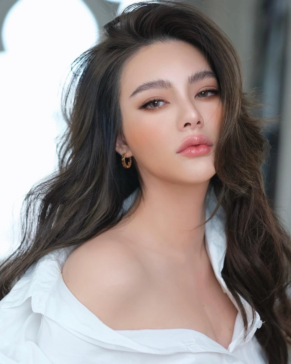 “Ngọc nữ phông bạt” được thiếu gia nghìn tỷ ngành ngân hàng cầu hôn bằng nhẫn kim cương khủng, nhan sắc đàng trai khiến MXH ngớ người