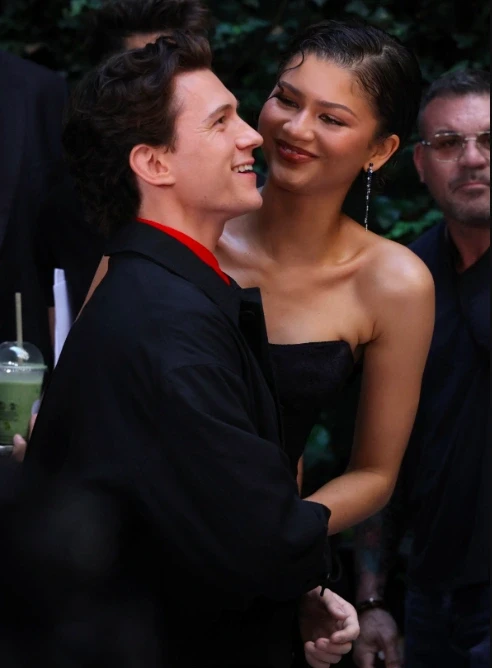 “Người Nhện” Tom Holland gọi Zendaya là “vợ”, hé lộ cuộc hôn nhân bí mật “Người Nhện” Tom Holland gọi Zendaya là “vợ”, hé lộ cuộc hôn nhân bí mật